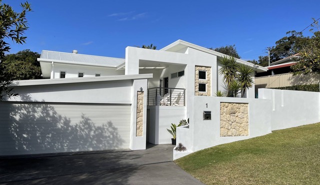 Large 6 room 4 bath 13 person centrally located Coffs home very comfortable