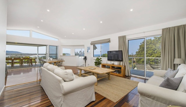 LARGE MODERN HOME, WATER VIEWS & CENTRAL LOCATION