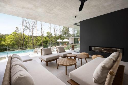 Latitude 156 - Elevated Luxury Overlooking the Greens in Doonan