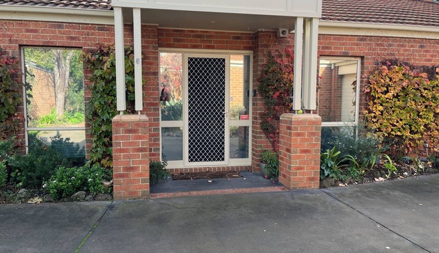 Light bright and airy, garden outlook from every window, quiet location in Glen Iris
