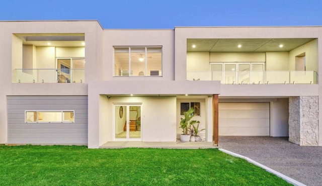 Lighthouse Beach Coastal Bliss - Pool, Beach, Shops, Ideal for families.
