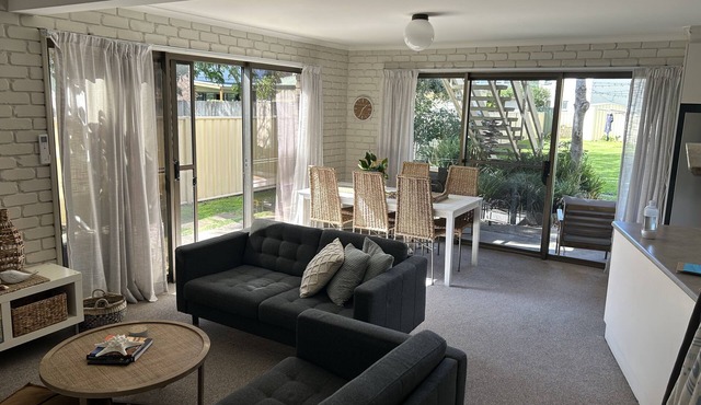 location location 5min walk to beach, lake, restaurants and shops