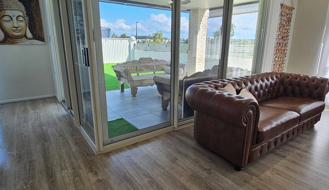 `Lotus` Spacious 4BR Home in Mango Hill | Sleeps 8 in Mango Hill