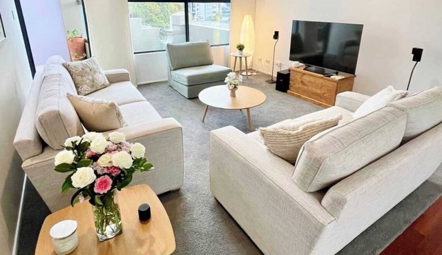 Luxe 2BR 2Bath & Terrace + Parking | Metro 200m