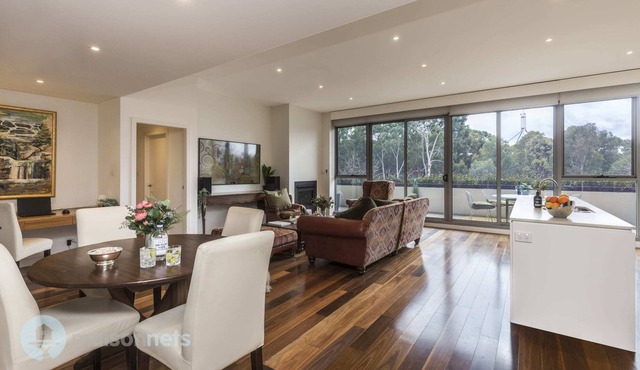 Luxe 2BR Penthouse Apt w Parking Near Parliament