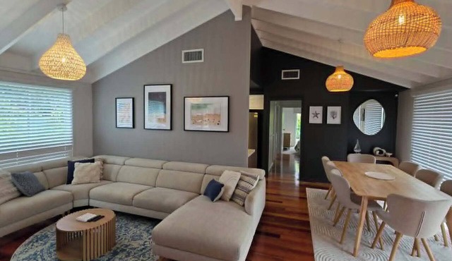 Luxe Oasis : Short stroll to beach and cafes (pet friendly)