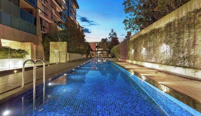 Luxury 2 BR | Pool Gym Parking Sydney CBD getaway