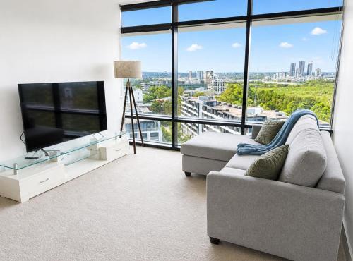Luxury 2BR Apartment, Free Parking, Walk to Qudos & Accor