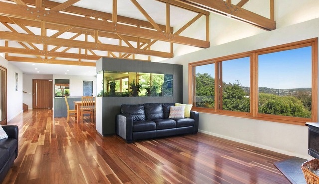 Luxury beach home, suits families,with heated pool,spa,toys,trampoline