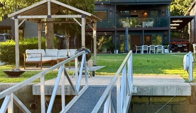 Luxury Riverfront Retreat with Private Boat Ramp - Sleeps 10 in Lower Macdonald