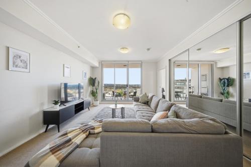 Luxury Sydney Skyline Apartment with Secure Parking, Harbour Bridge Views in St Leonards Near CBD
