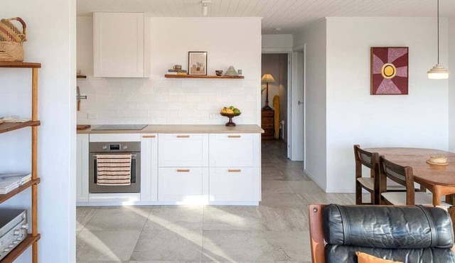 Main Beach Apartment with national park Views