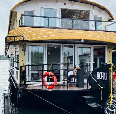 Marari houseboat
