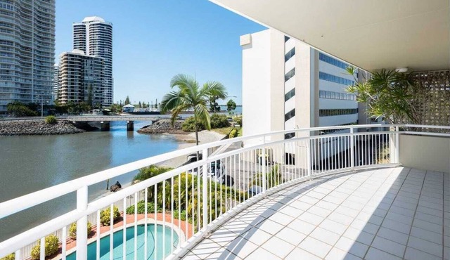 Marvelous 3-bedroom apartment in Biggera Waters on the water