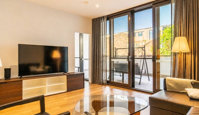 Mascot 2BR/2BA + Parking | Station & Airport