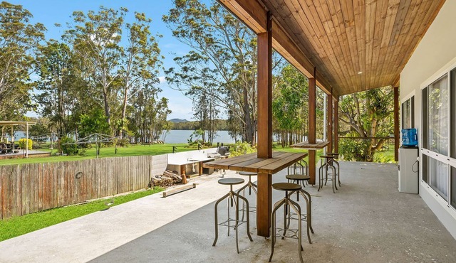 Mirror Bay - 6 bedroom holiday home with water view