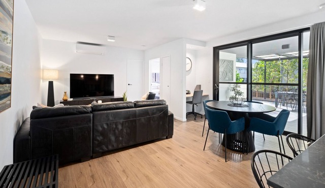 Modern 2-Bed with a Spacious Patio in Windsor