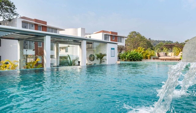 Modern 2bhk w Rooftop Pool 10 Mins Drive to Beach