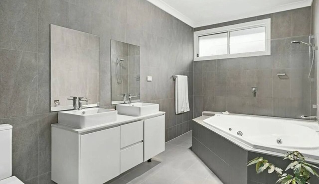 Modern 5BR Retreat | Pool | Sleeps 11 | 3km Manly