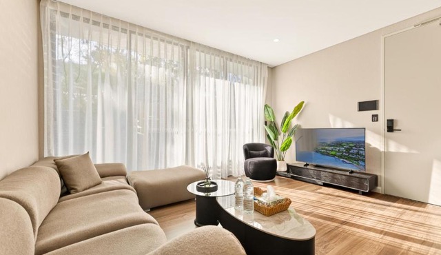 Modern Ground-Level 2BR Apartment in Gladesville