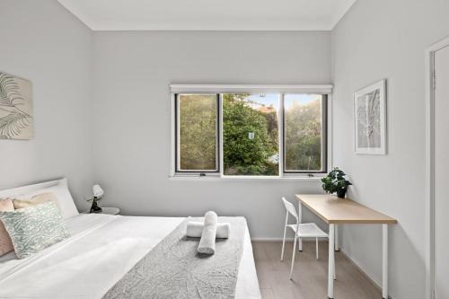Modern Private Double Room - Centrally Located - Shared Bathroom