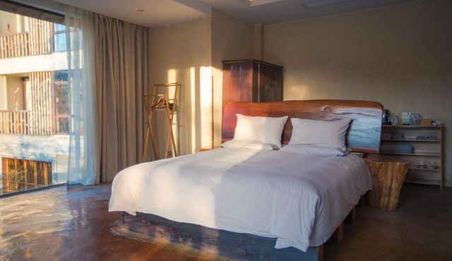 Mogan Mountain West House Hotel in Deqing