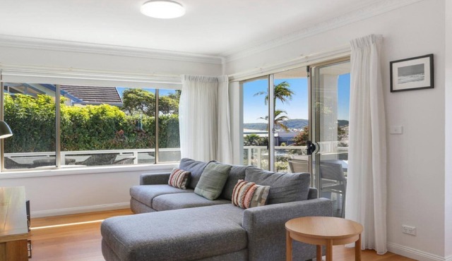MOON GLOW| Views, Short walk to beach | Accom Holidays