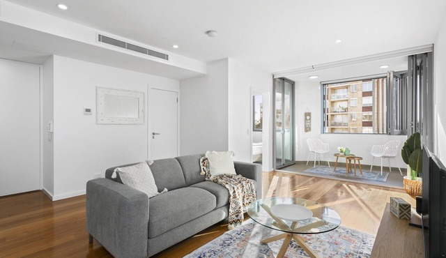 Mosman - MOS25 - Military Road - Modern 1BR + Study with Sunroom Parking Near Cafes Transport