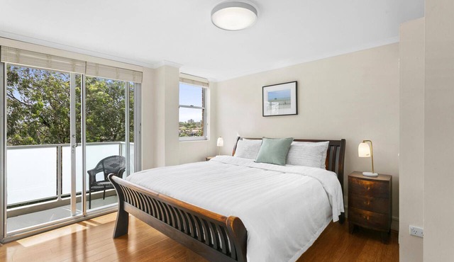 Mosman - MUS21 - 2BR Apartment with Harbour Views Parking Near South Mosman Ferry
