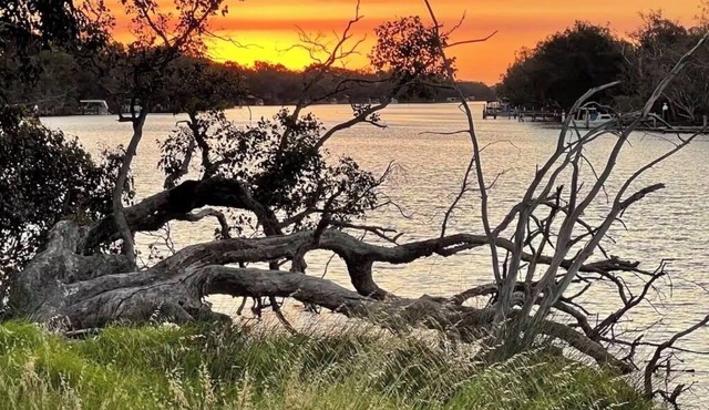 Murray River family retreat with private pool, kayaks, paddleboards and reserve views