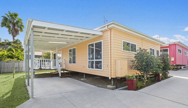 OAHU, part of the Ohana Surf Bungalows (<5 minute walk to beach and shops).