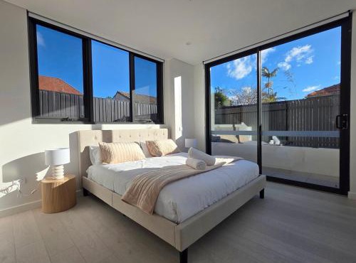 'Oasis' 2 Bedroom Apt in the heart of Burwood