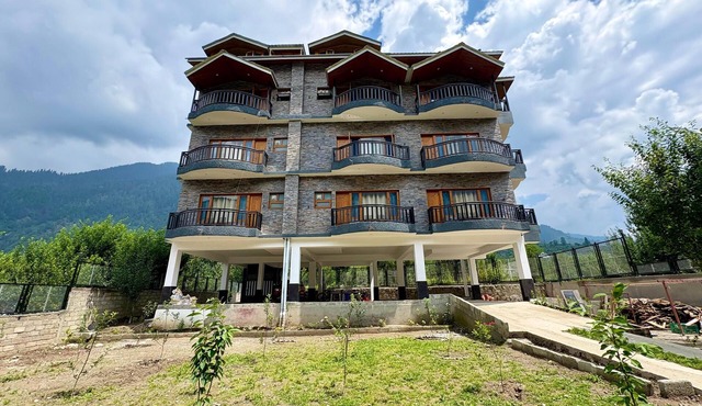 Orophile's Retreat: Mountain Views & River Serenity