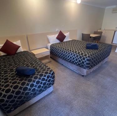 OVERLANDER MOTOR LODGE