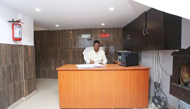 OYO 36667 Hotel Manoj