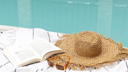 Pandanus - Spacious Waterfront Escape with Private Pontoon & Pool - Holiday Yamba