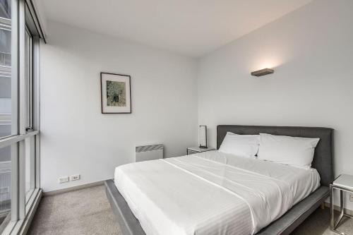 Parade Place - A Central Balcony Stay in Melbourne