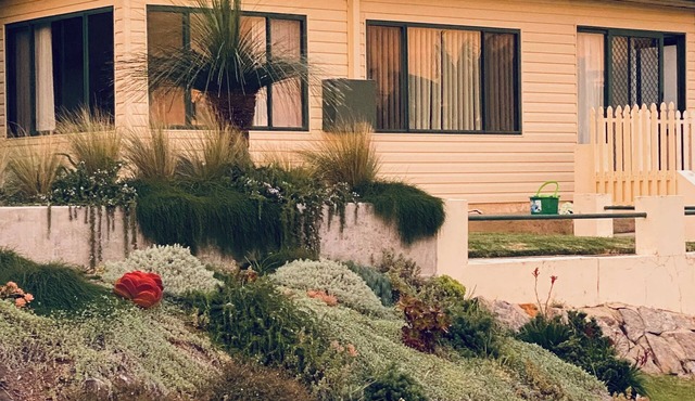 Parker's on Walton, Cosy Family Cottage, 5 min walk to beach, Bowling Club
