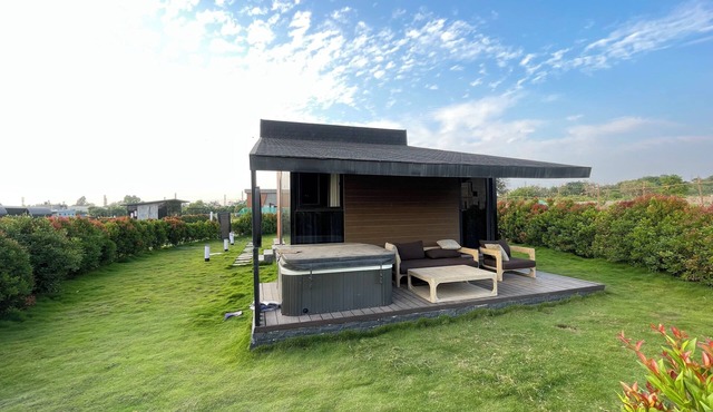 Peony - Boutique Stay with Outdoor Jacuzzi in Hyderabad by Homeyhuts