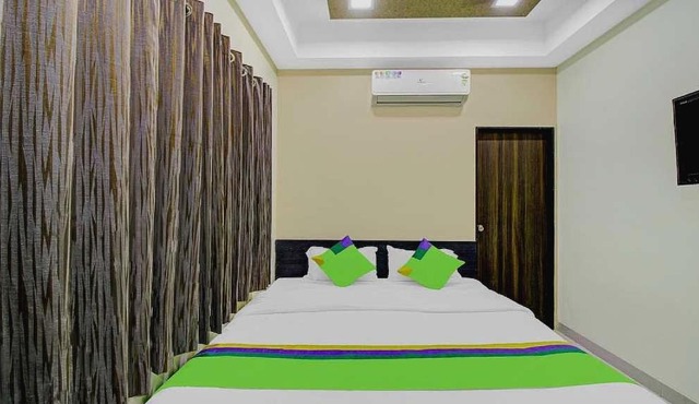 POP 80792K Royal Hotel