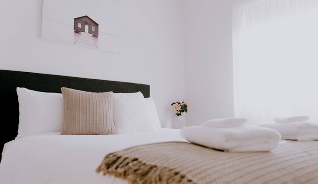 Quiet relaxing Location,2 Bedroom 2 Bathroom Guesthouse.Walking distance to CBD.
