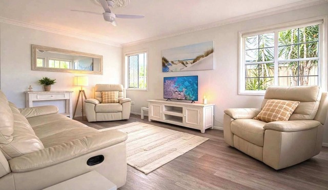 Relaxing 2BR Getaway: Nespresso, WiFi & Parking