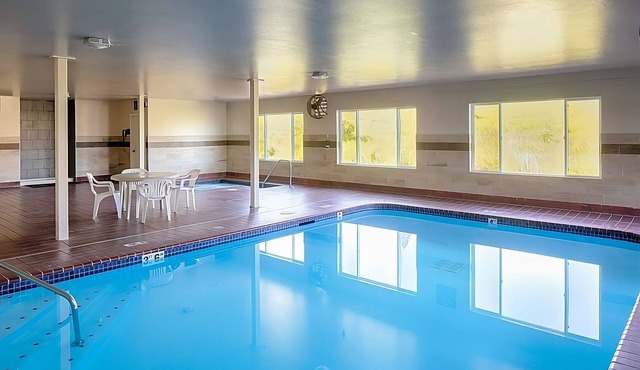 Remote Work Haven! King Unit, WiFi, Spacious Desk, Indoor Swimming Pool in Sequim