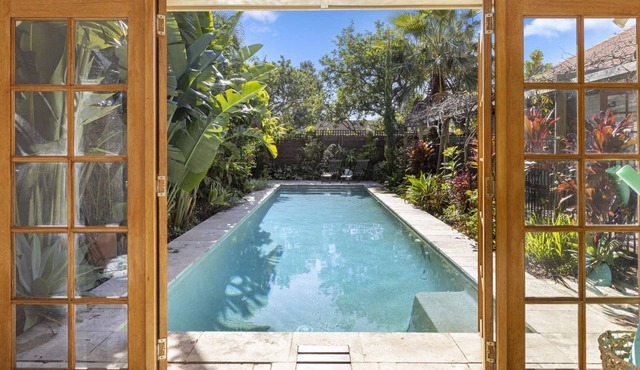 Resort Style Pool, Walk to Beach, Pool House, Pet-Friendly