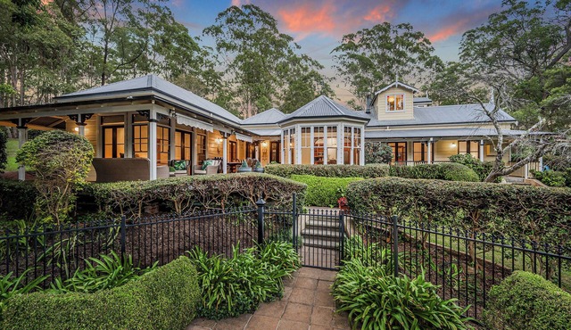 Rest - Beautiful Historical Home with Pool