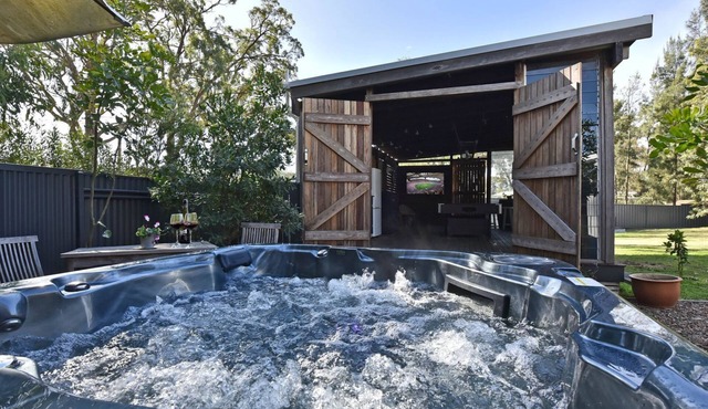 Rose Cottage Studio Romantic or Solo Getaway. Spa, Games Room