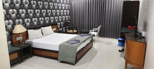 Royal Palace Hotel Surat Velanja