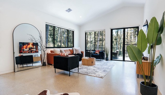 Rustic Pine Escape- Luxury Cabin in the Blue Mountains. Sleeps up to 10 people. in Medlow Bath