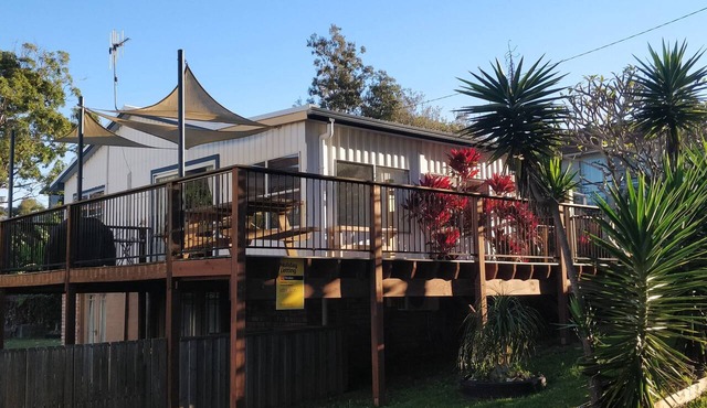 See the waves, feel the sea breeze. Traditional Aussie Beach house.