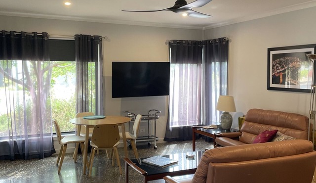 Self contained accom near lake; pool, spa, deck + bbq in Yarrawonga